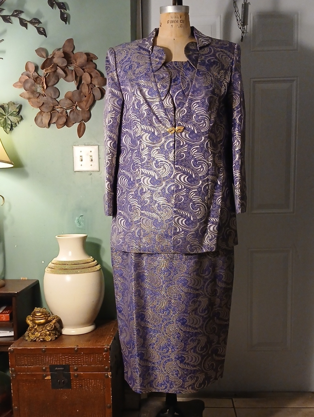 Psalm: CIV Elegant Purple, Glod Paisley Women's Dress Suit